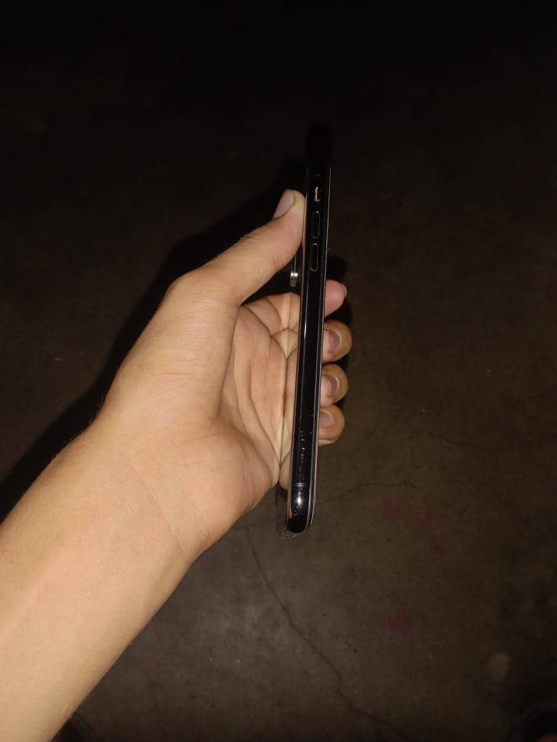 Apple iPhone Xs 1
