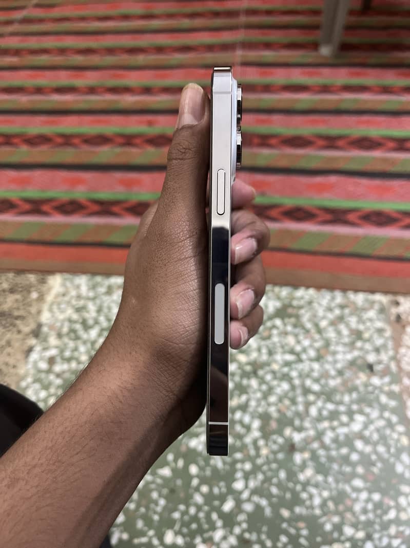 Apple iPhone 14 Pro Max 1