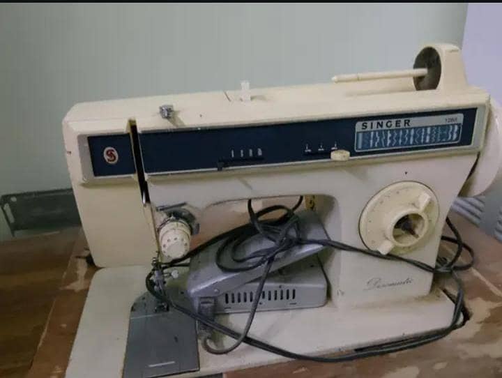 sewing machine (Singer) 0