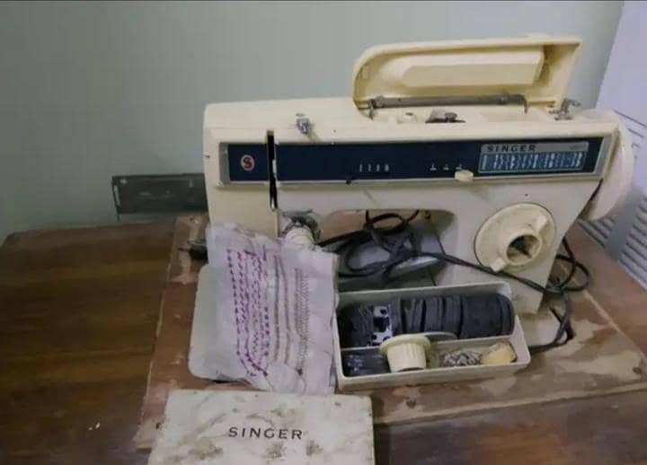 sewing machine (Singer) 1