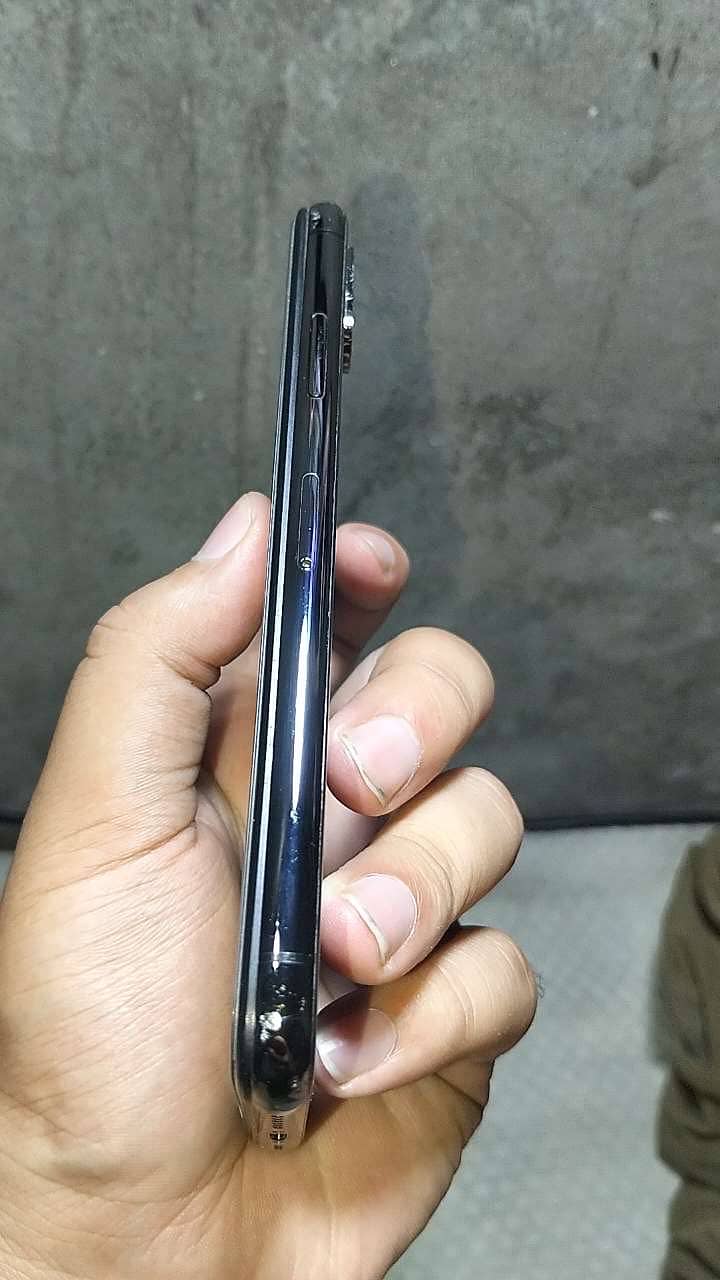 Apple iPhone XS 4