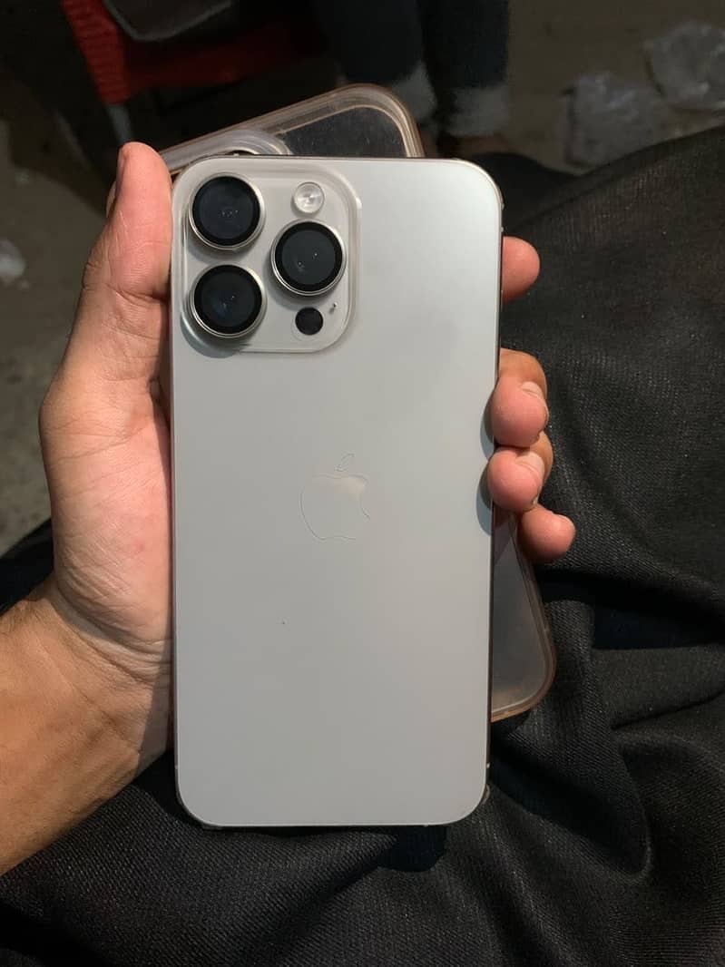 Apple iPhone 15 Pro Max 4