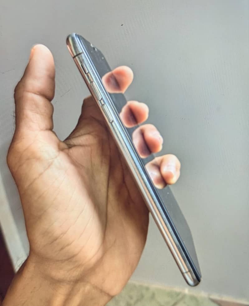 Apple iPhone XS Max 7