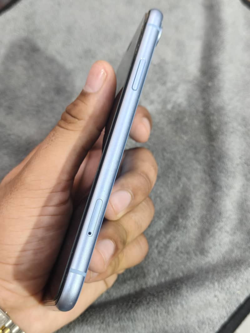 Apple iPhone XR 4