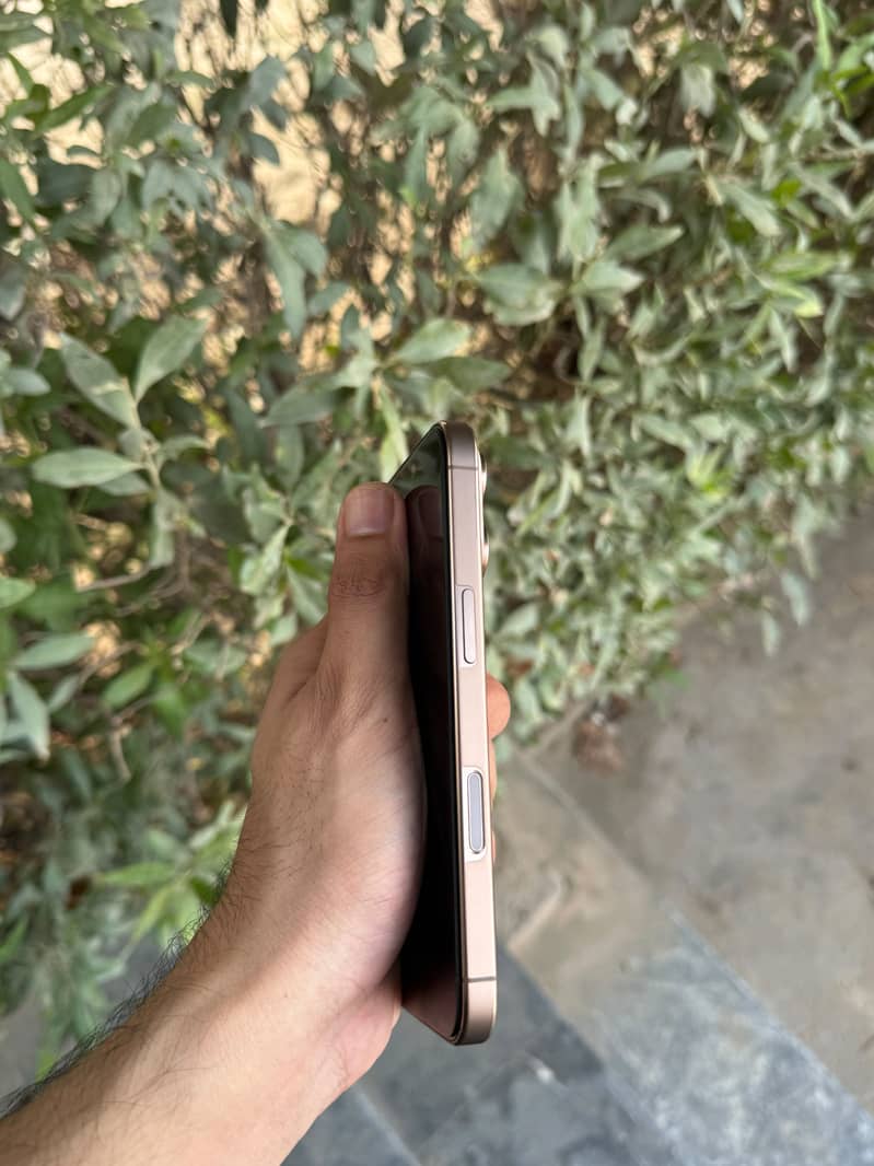 iPhone 16 Pro 4