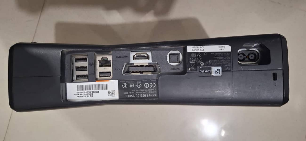 Xbox 360 with 2 wireless consoler 4