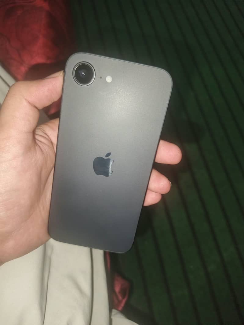 Apple iPhone 16e 0