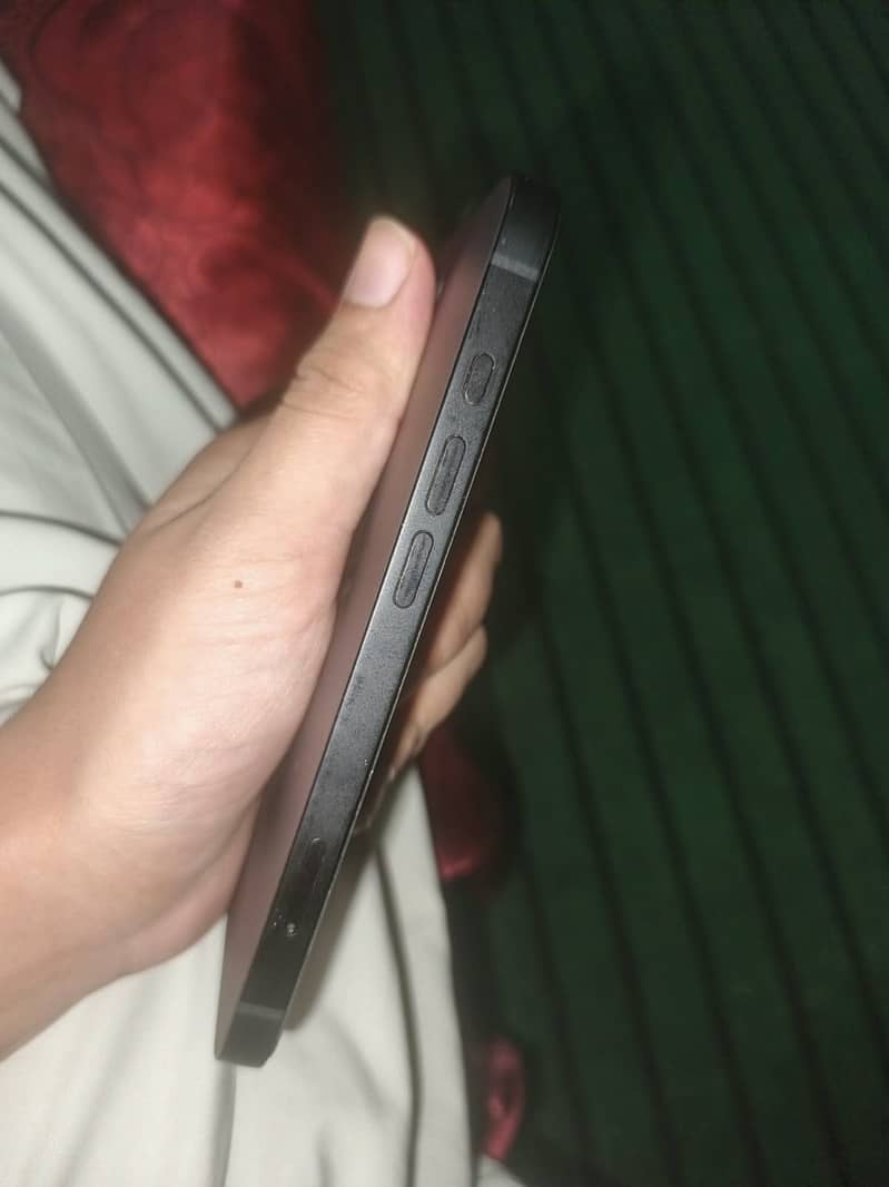 Apple iPhone 16e 1