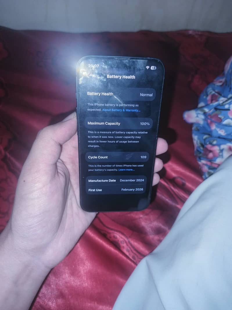 Apple iPhone 16e 3