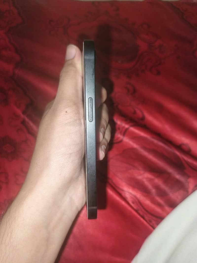 Apple iPhone 16e 4