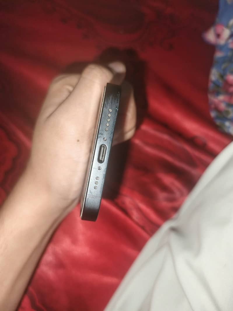 Apple iPhone 16e 5