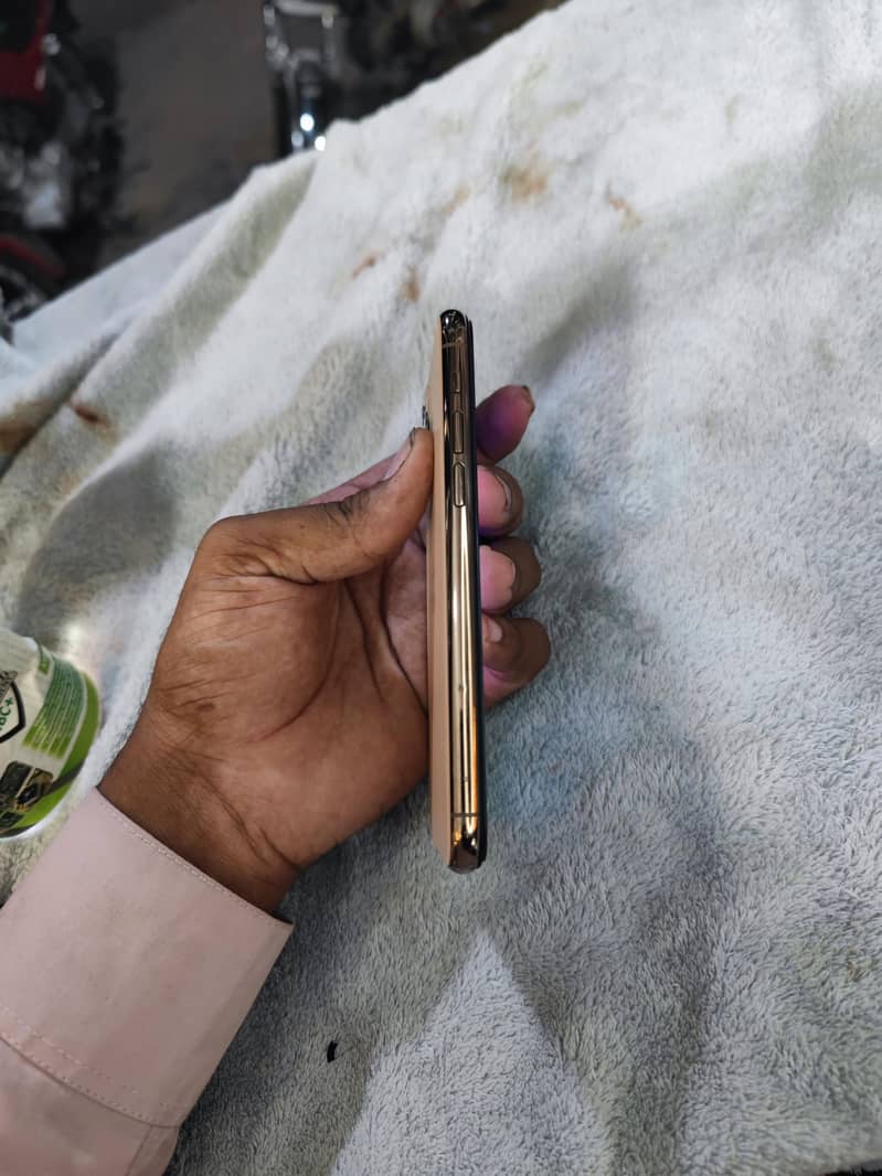 Apple iPhone 11 Pro 4
