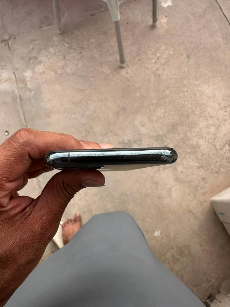 Apple iPhone 11 Pro 4