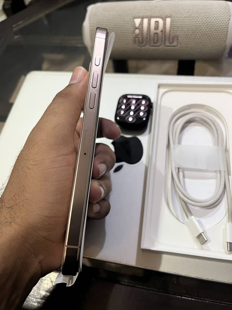 Apple iPhone 16 Pro Max 2