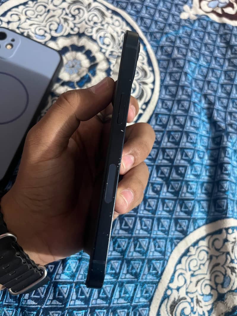 Apple iPhone 13 2