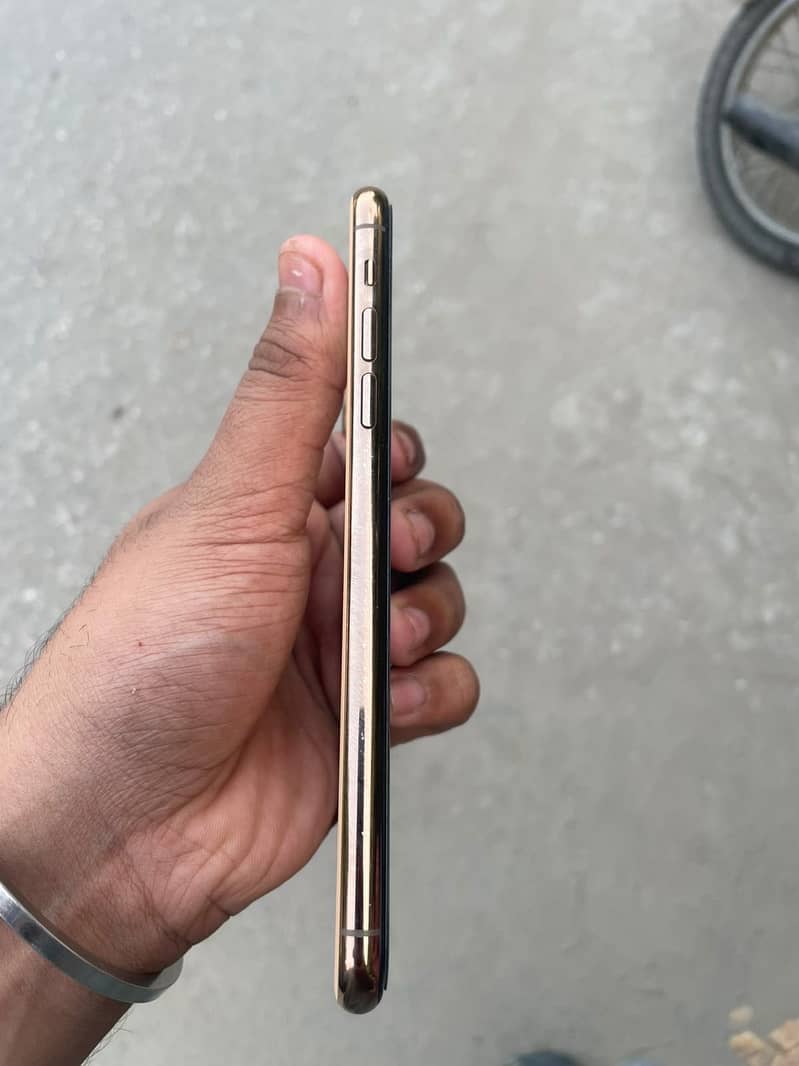 Apple iPhone 11 Pro Max 4