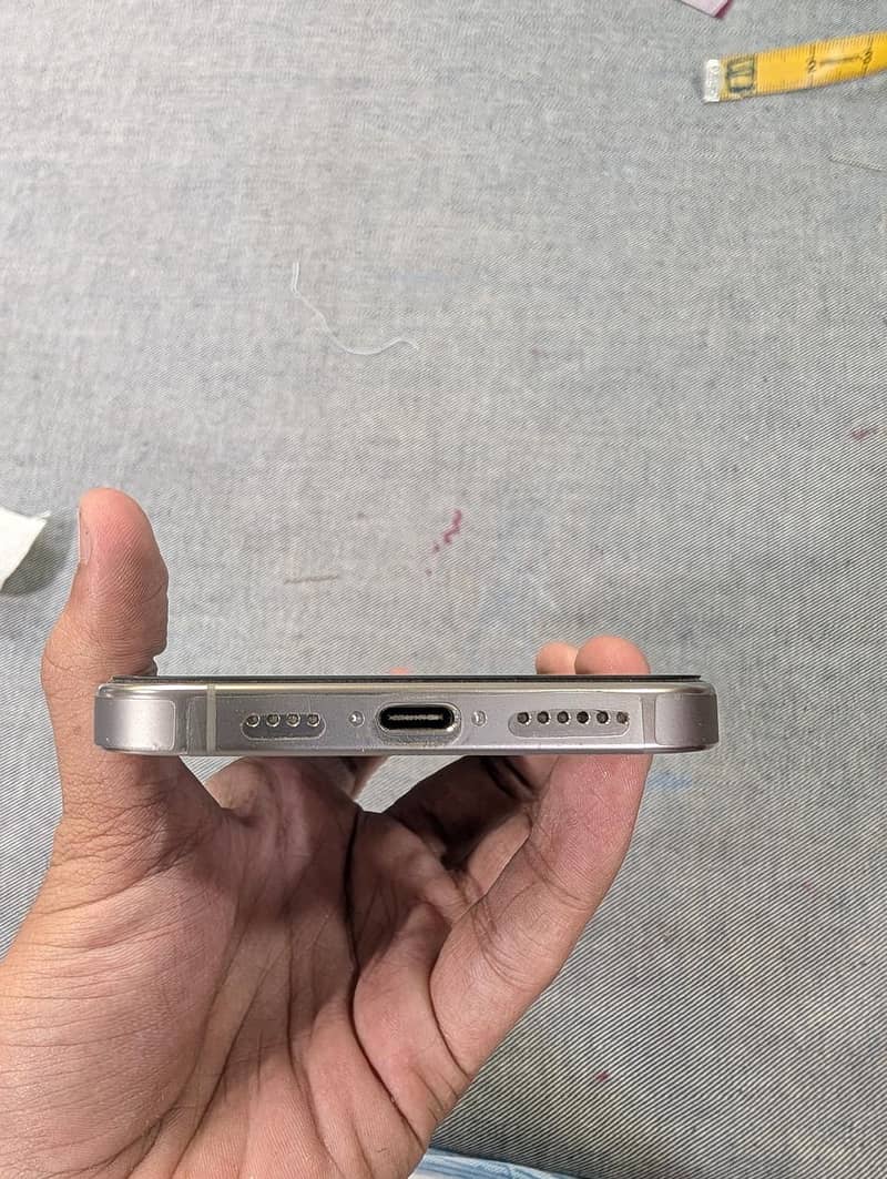 Apple iPhone 16 Pro Max 1