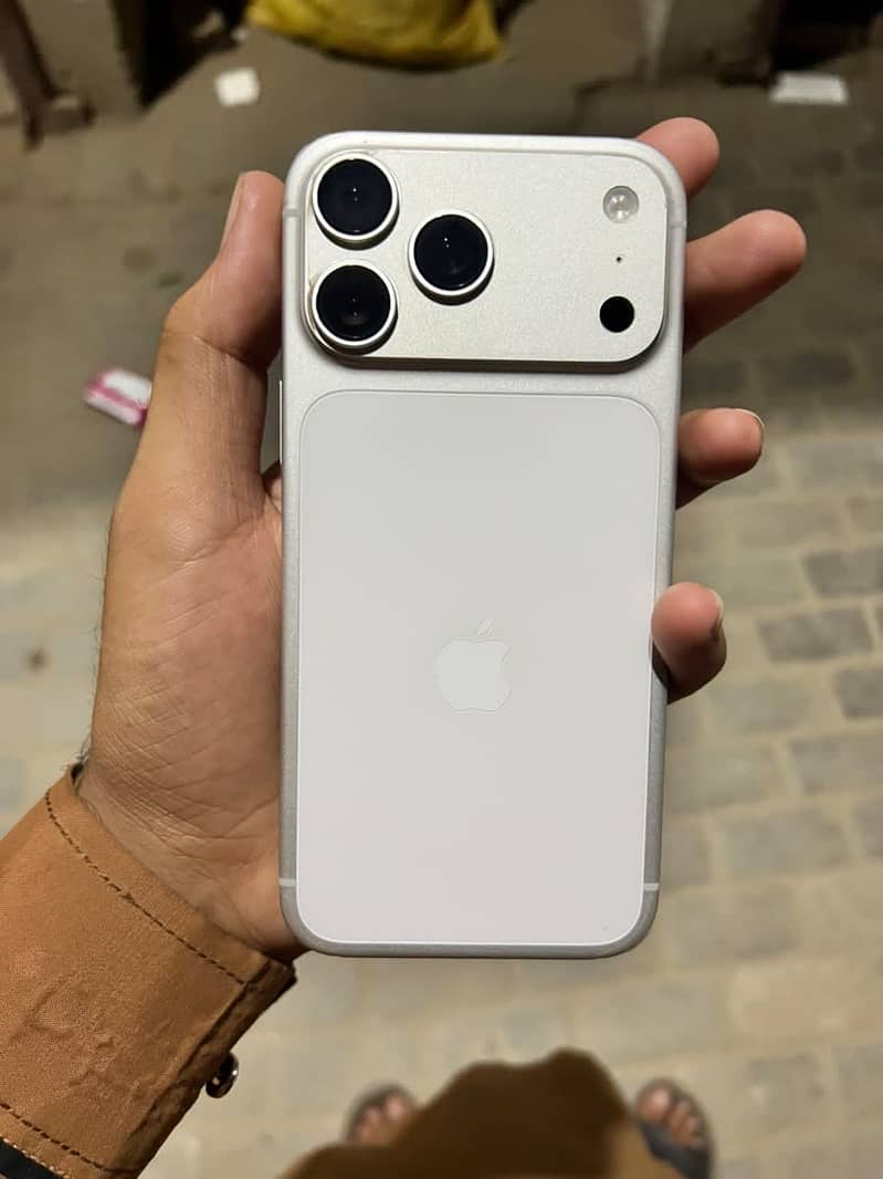 Apple iPhone 17 Pro Max 3