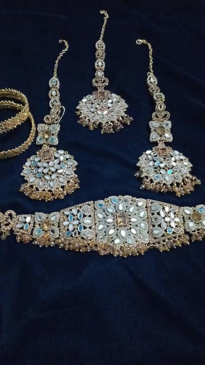 jewellery kundan ka h Rs 6000