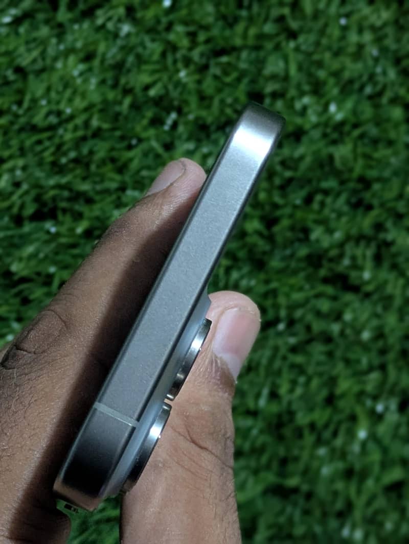 Apple iPhone 15 Pro Max 4
