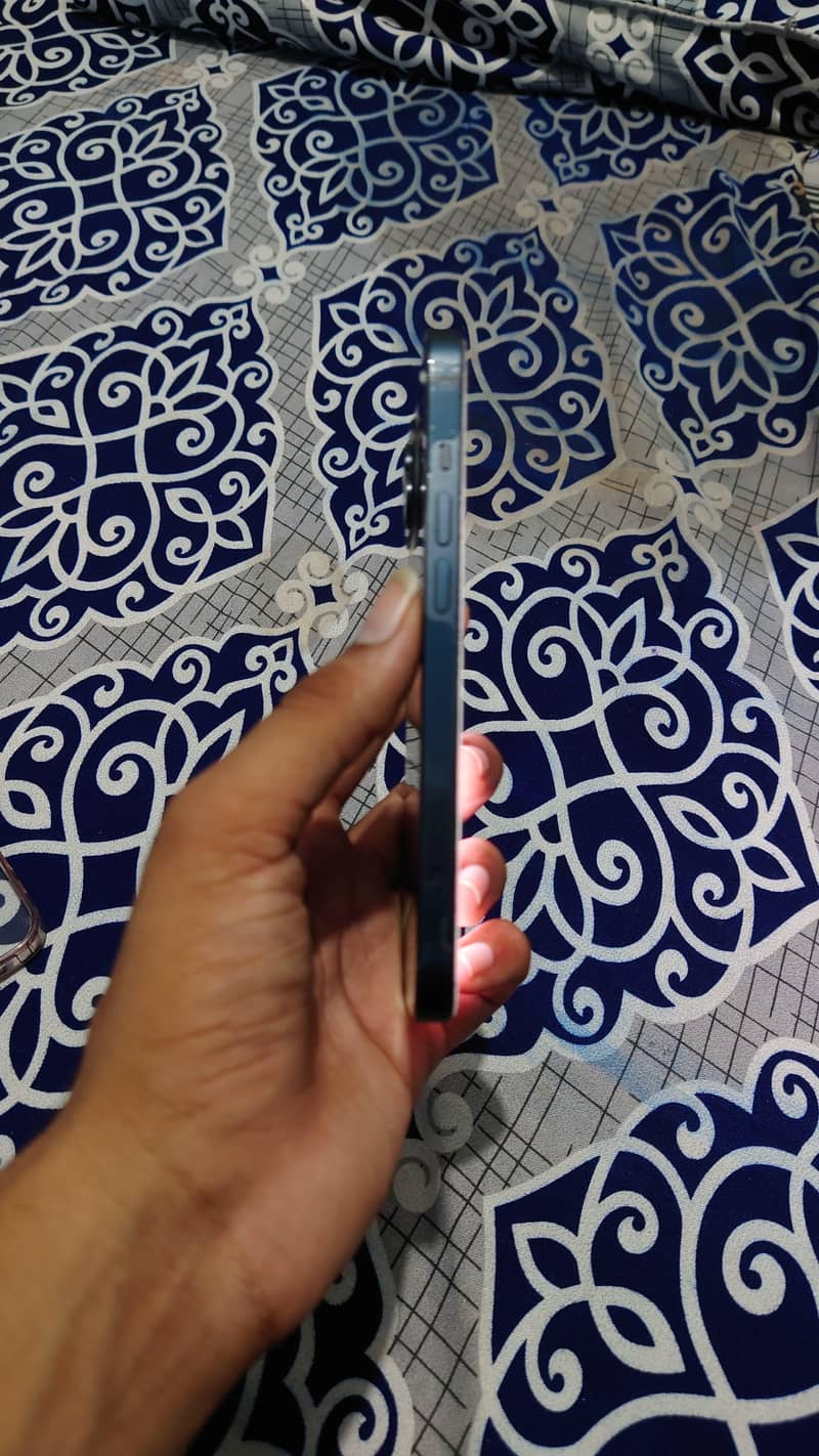 Apple iPhone 13 2