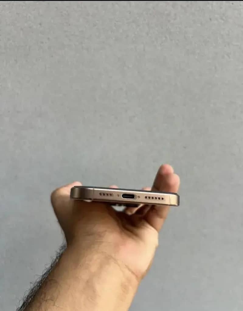 Apple iPhone 16 Pro Max 3