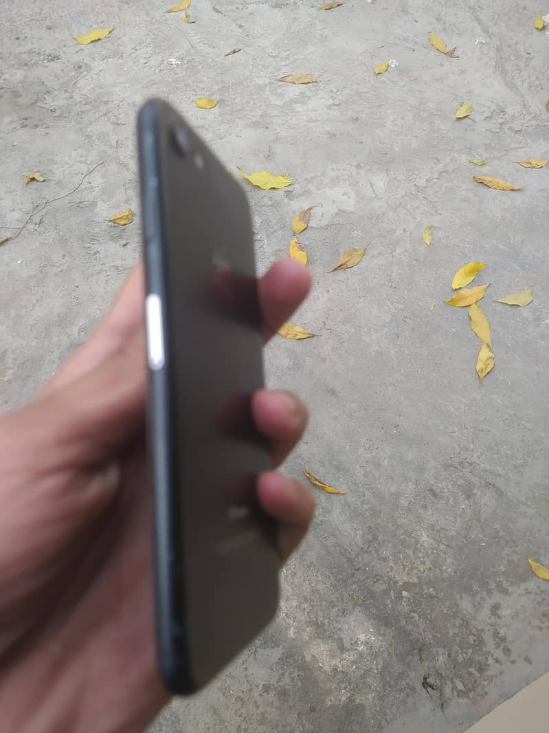 Apple iPhone 7 4