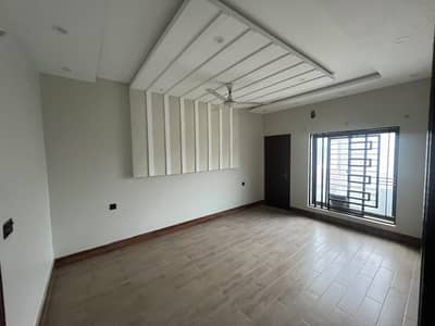 9 Marla 75sqrft Ultra Modern Slightly Use House For Sale
