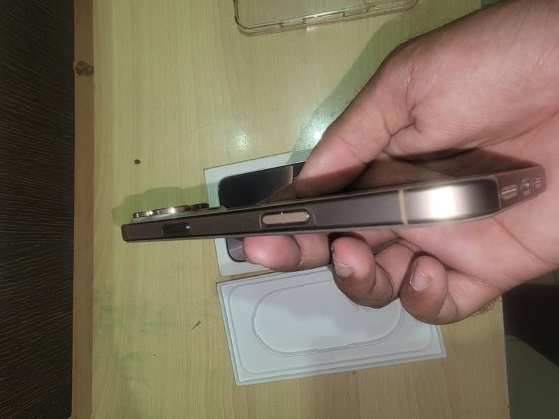 Apple iPhone 16 Pro Max 2