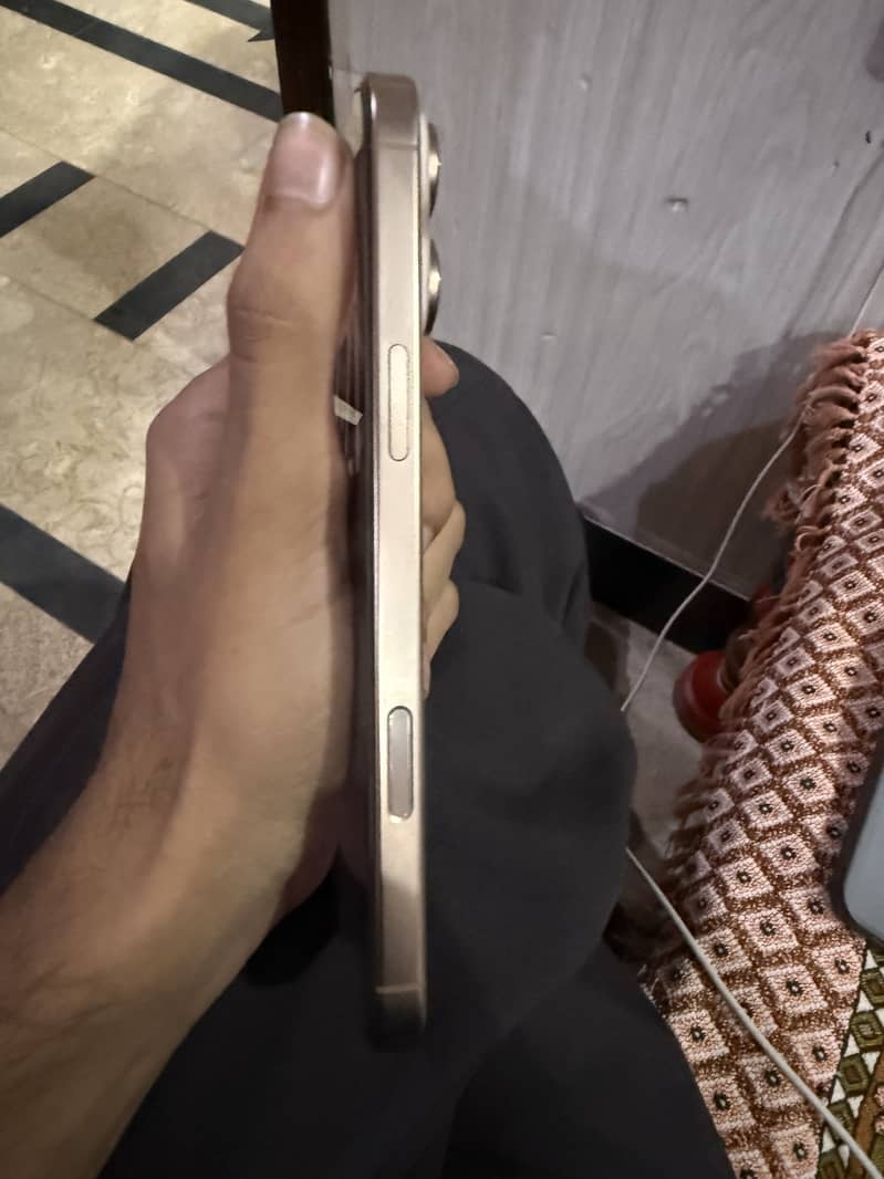 Apple iPhone 16 Pro Max 1