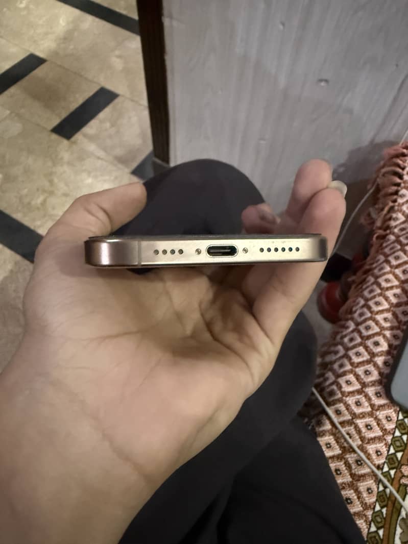 Apple iPhone 16 Pro Max 4