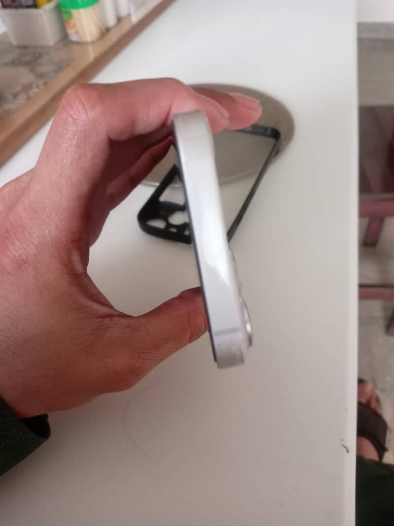 Apple iPhone 14 4