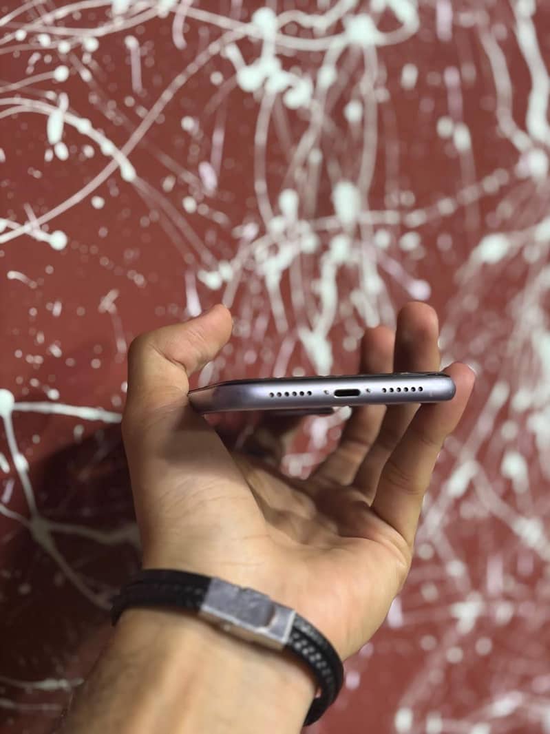 Apple iPhone 11 4