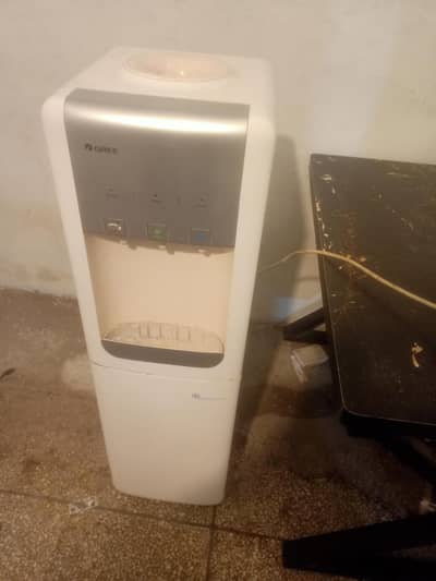 Gree dispercer with tiny refrigerator