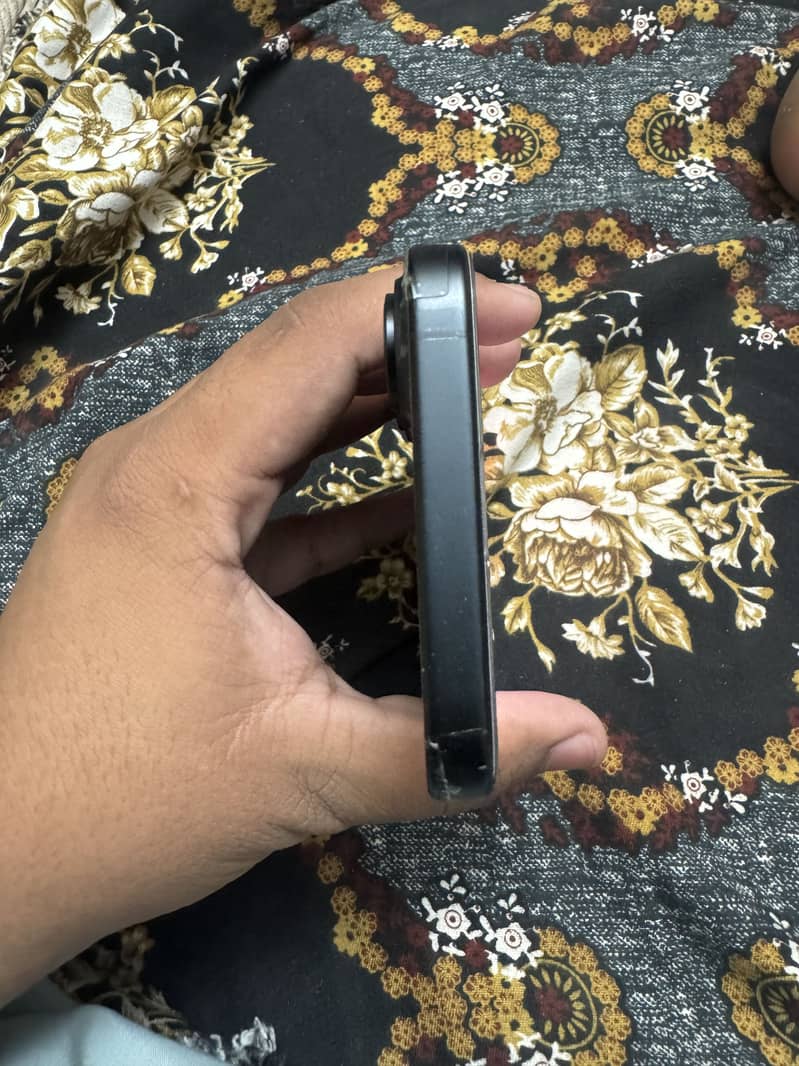 Apple iPhone 16 3