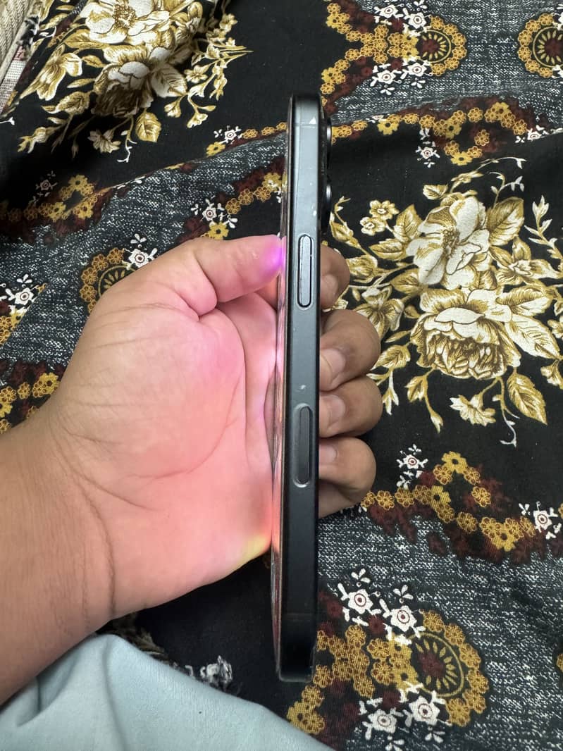 Apple iPhone 16 4