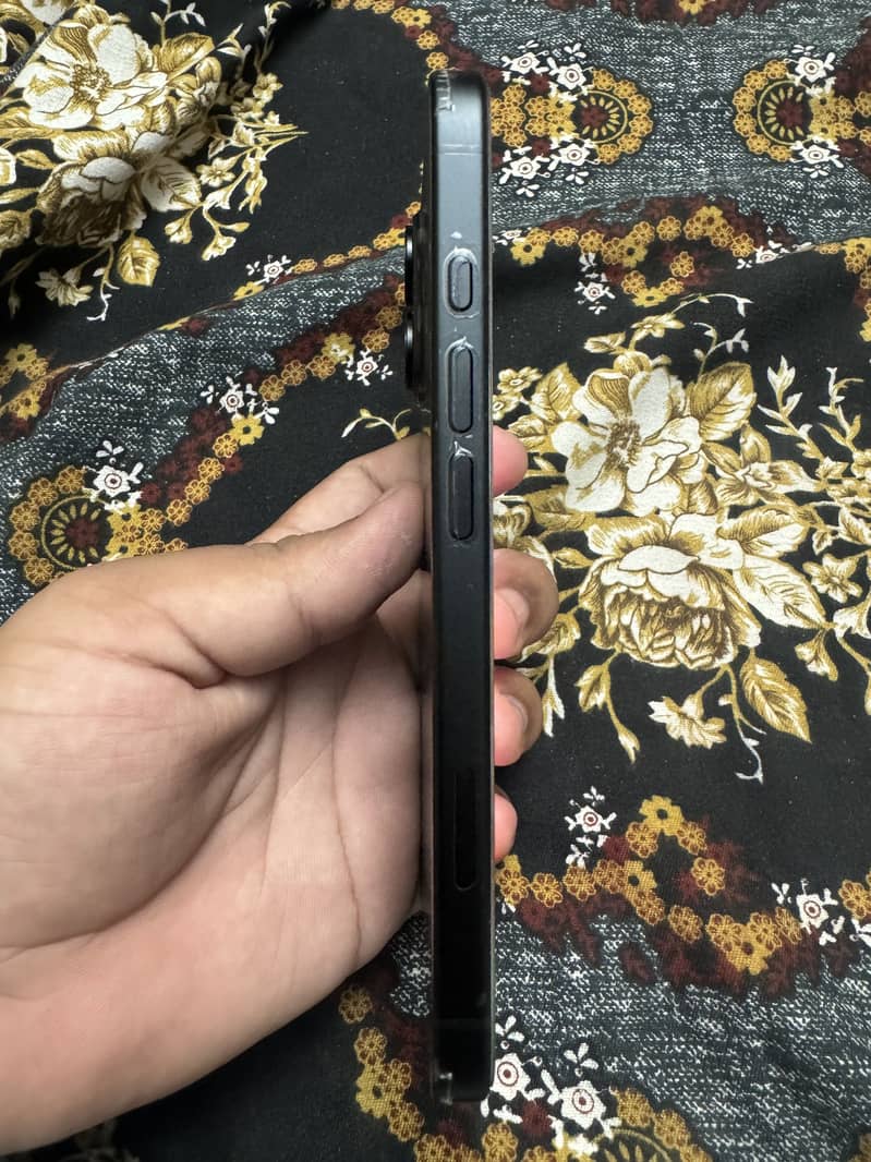 Apple iPhone 16 5