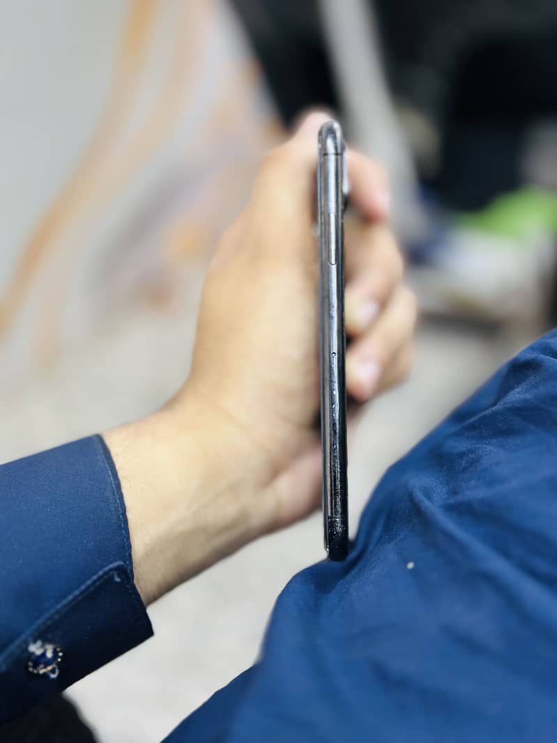 Apple iPhone XS 4