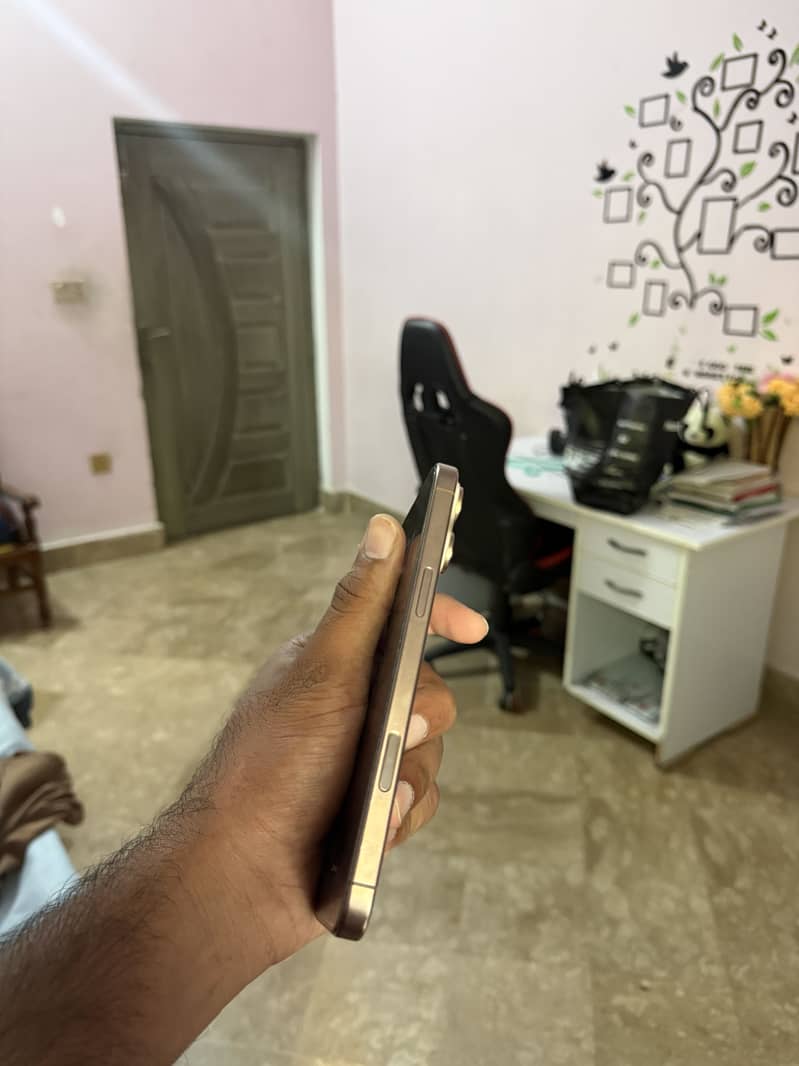 Apple iPhone 16 Pro Max 3