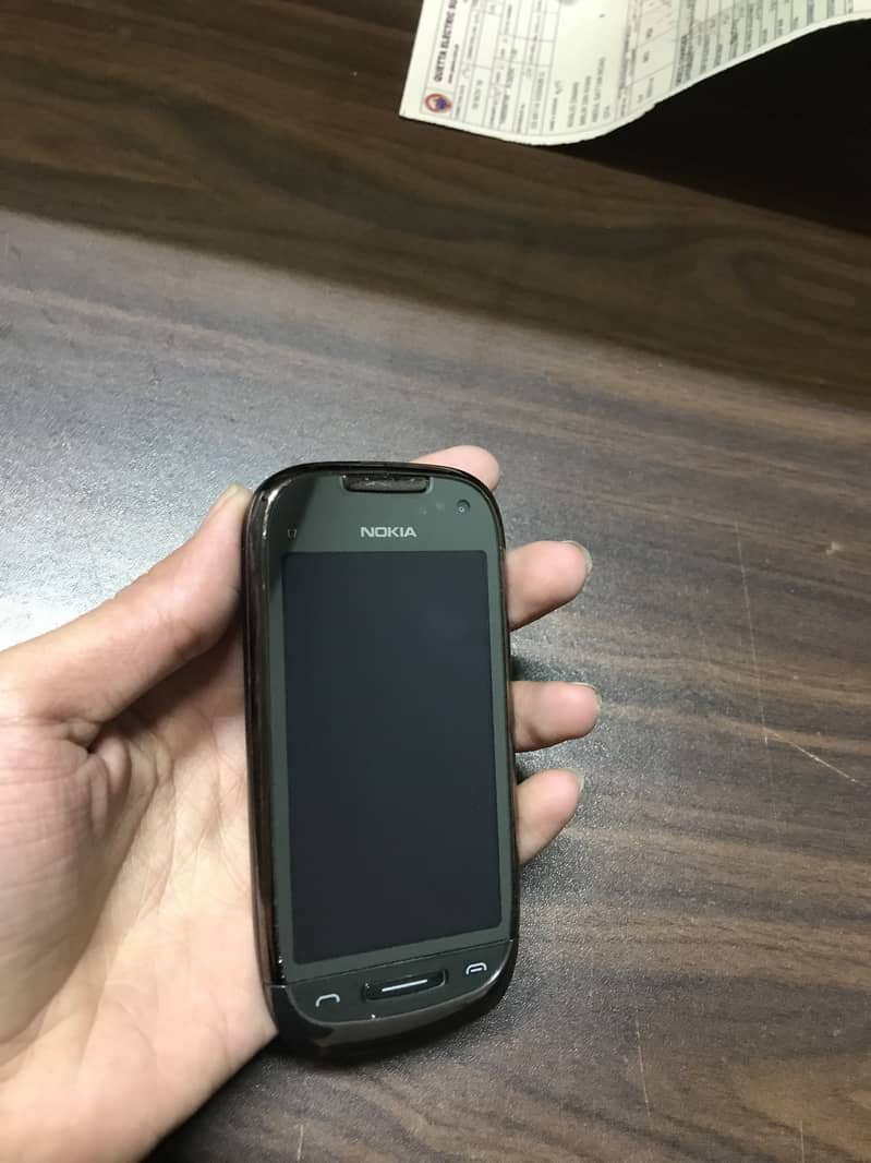 Nokia C7 1
