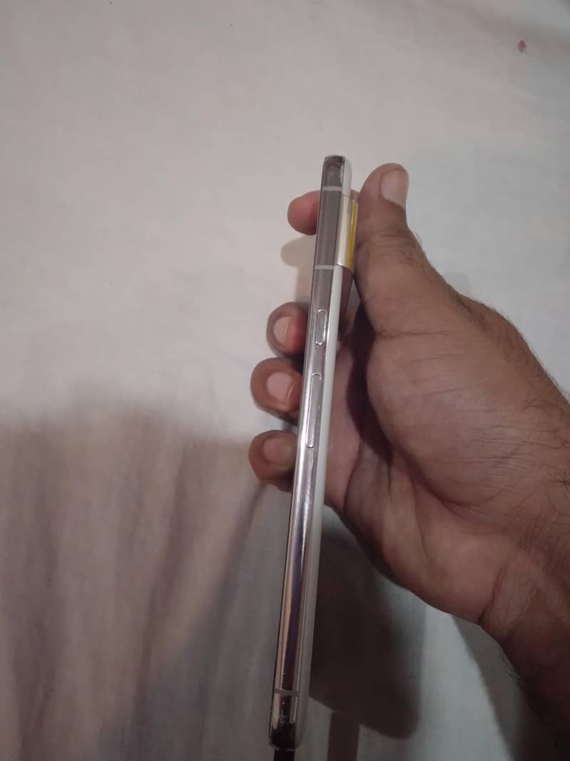 Google Pixel 8 Pro screen damaged 3