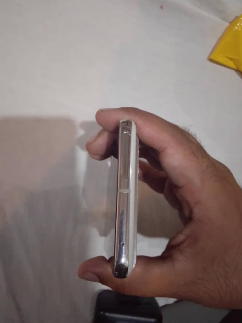 Google Pixel 8 Pro screen damaged 4