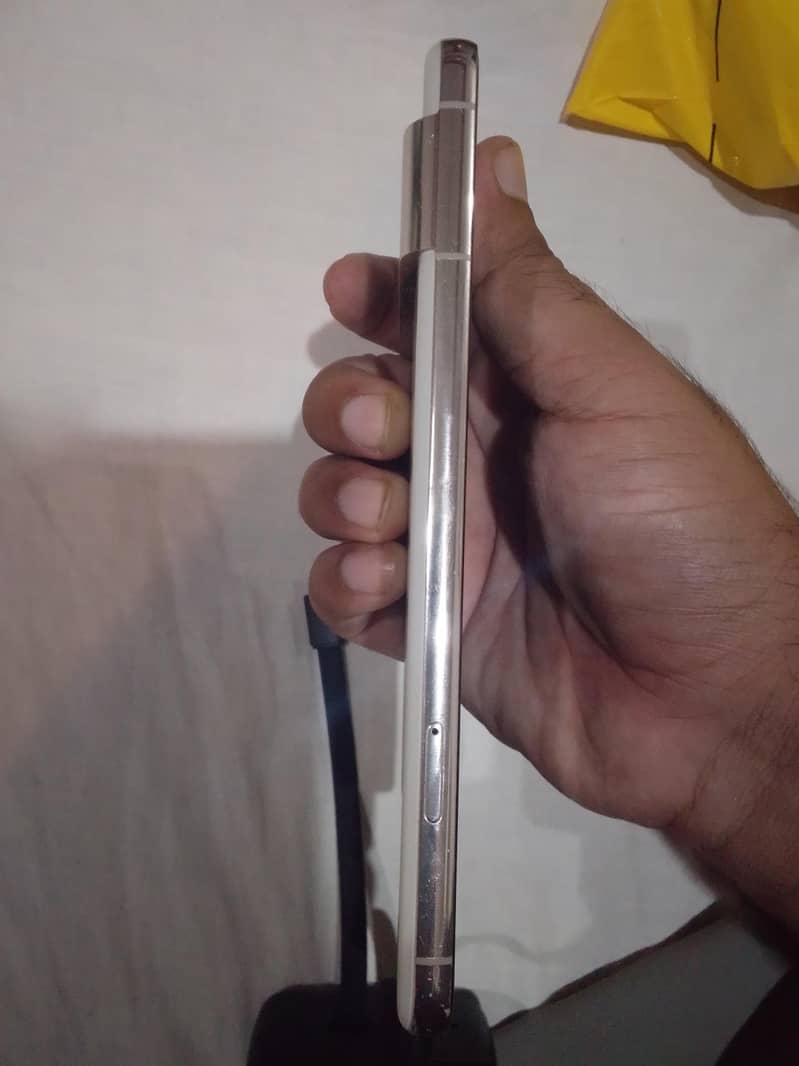 Google Pixel 8 Pro screen damaged 5