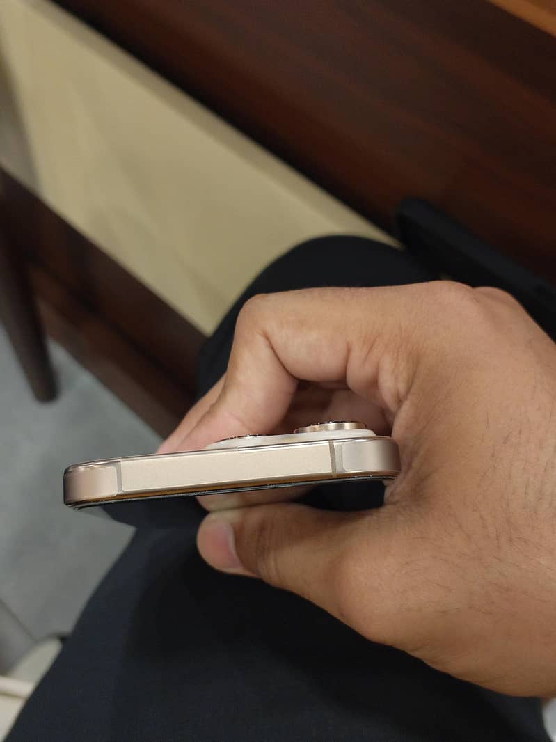 Apple iPhone 16 Pro 1