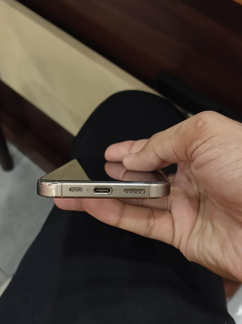 Apple iPhone 16 Pro 2