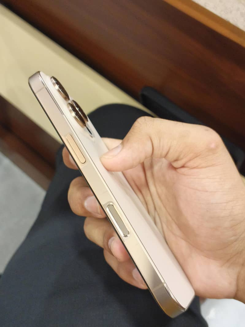 Apple iPhone 16 Pro 4