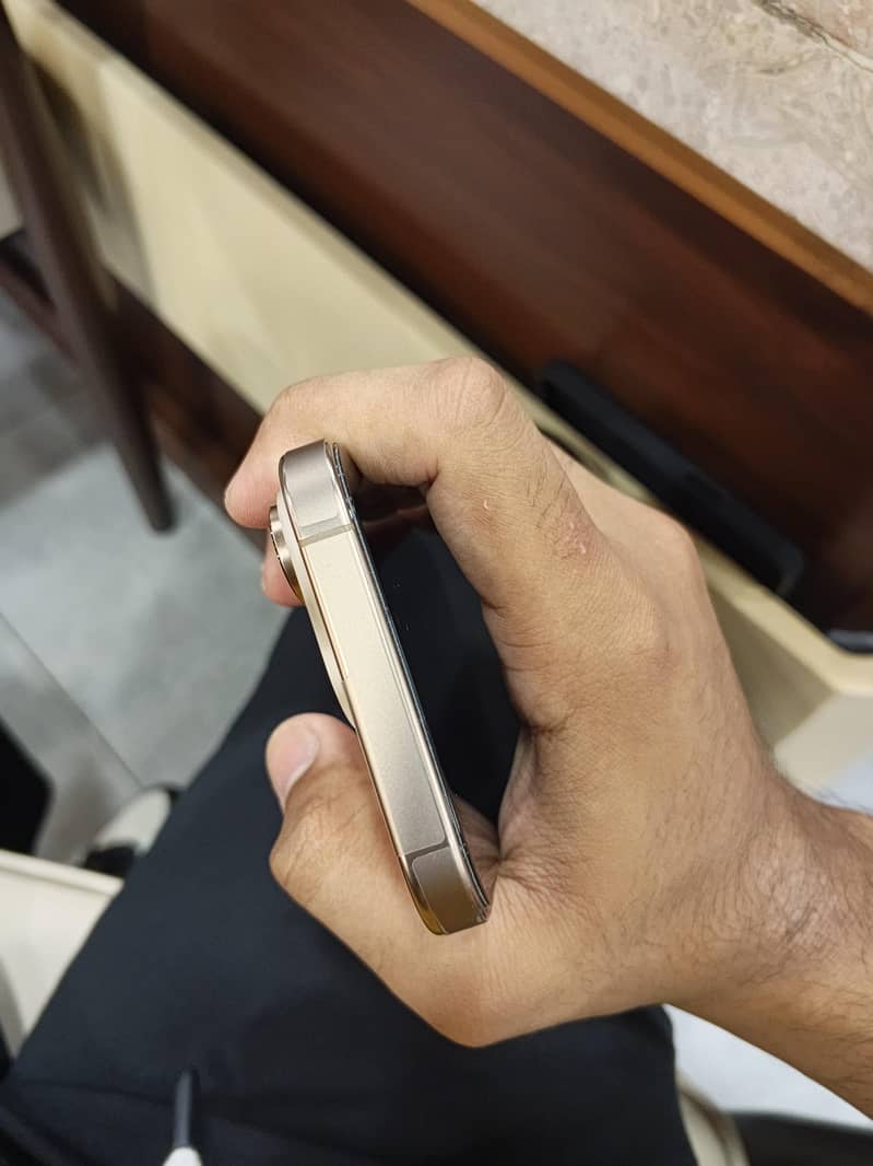 Apple iPhone 16 Pro 7