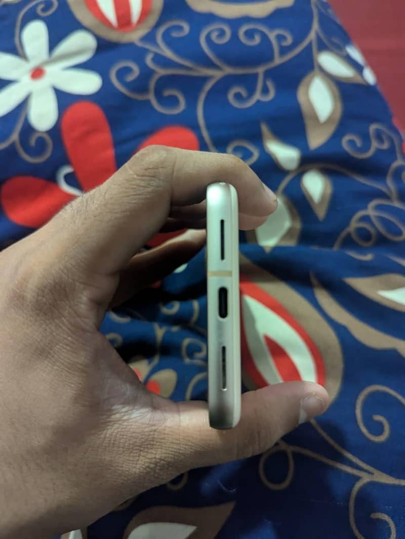 Google Pixel 8 4