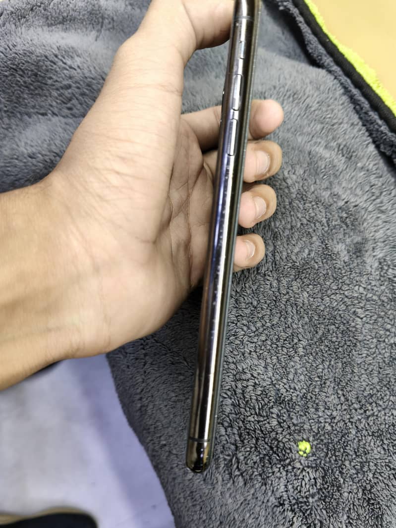 Apple iPhone 11 Pro Max 2