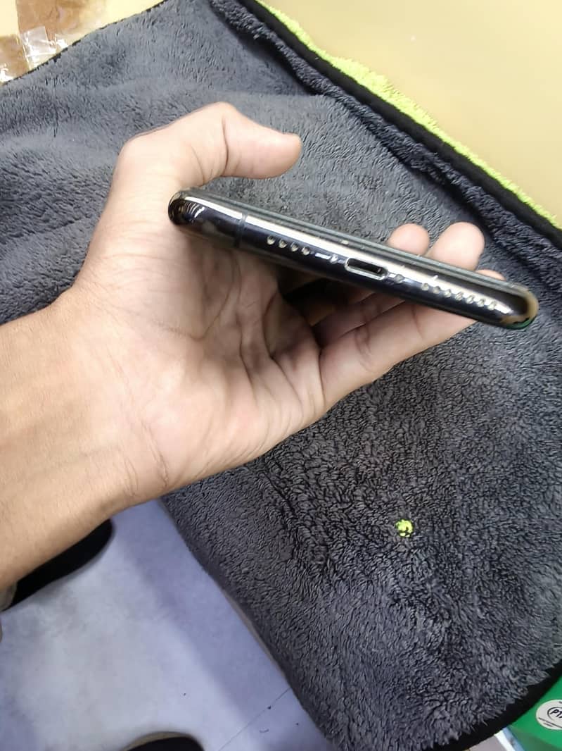 Apple iPhone 11 Pro Max 4